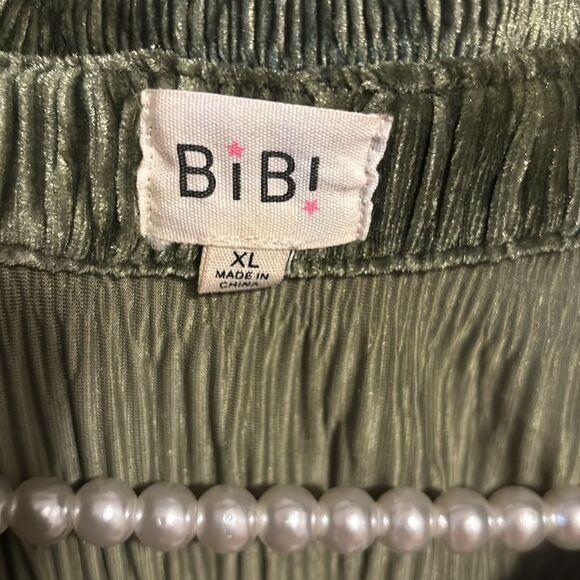 BiBi forest/olive GREEN, long-sleeved, button down, textured shirt; size XL - Picture 3 of 5